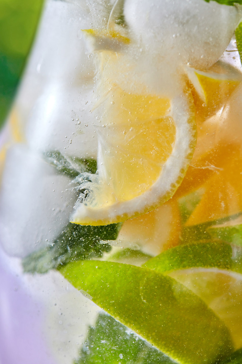 在冰薄荷和柑橘片玻璃冷却波光粼粼一杯莫吉托鸡尾酒冷酒精或非酒精饮料的夏天在柑橘片和薄荷在一个玻璃的玻璃清凉的鸡尾酒